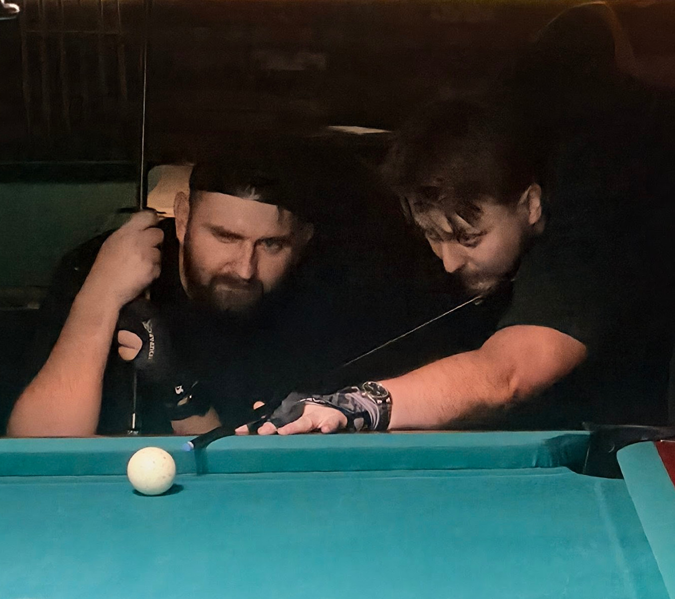 Michal Matera uczy Marcina grać w billard